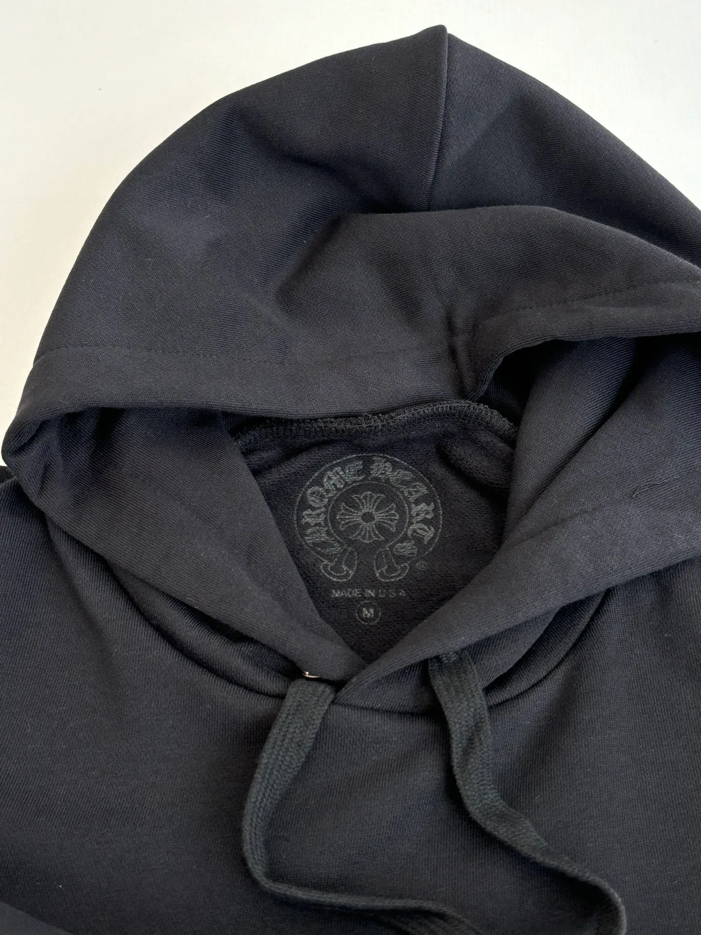 P400 Chrome Herat*/Chrome Heart 25 1988 limited Sanskrit printed hooded sweatshirt. The fabric is made of fleece 420g cotton. The printing uses a variety of printing techniques. Thermosetting ink printing. Size: S/M/L